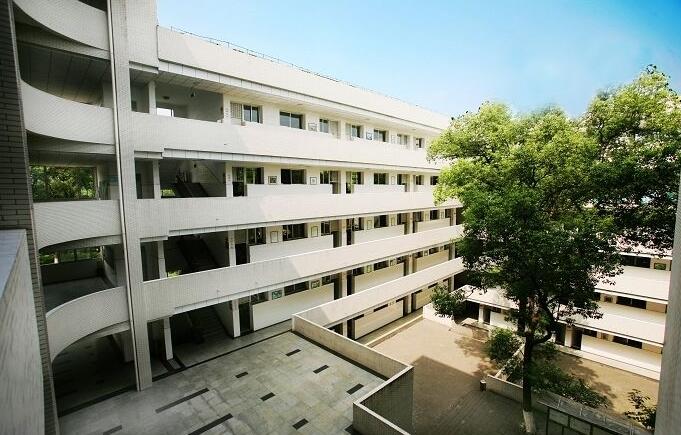 綦江縣楊地灣學(xué)?！赋踔胁俊?></a></div>
            <dl>
              <dt><a href=