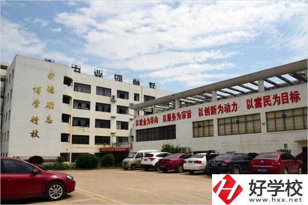 湖南有沒有招收復(fù)讀生的中專學(xué)校？有哪些招生專業(yè)？