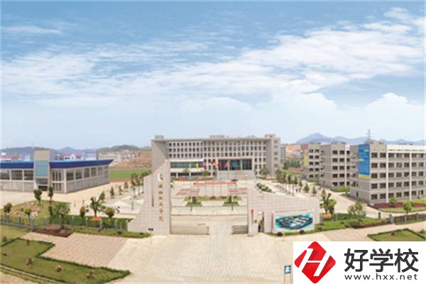 在婁底有開(kāi)設(shè)航空專(zhuān)業(yè)的職校嗎？學(xué)航空專(zhuān)業(yè)有前途嗎？