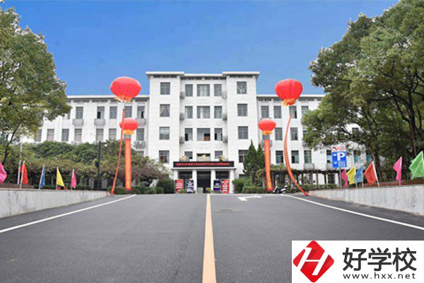 湘潭鋼鐵集團(tuán)有限公司職業(yè)中等專業(yè)學(xué)校大門(mén)
