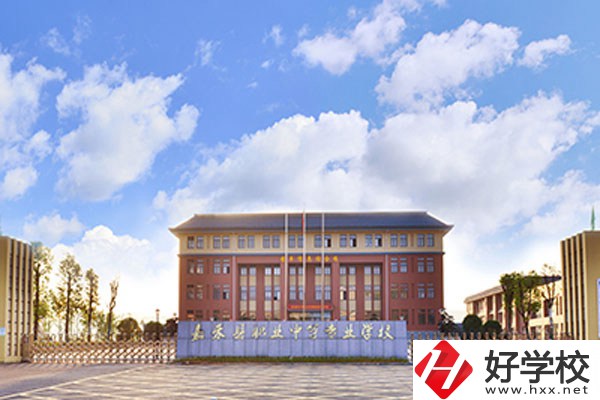 想在郴州市嘉禾縣中專職校讀書，選什么專業(yè)比較好？