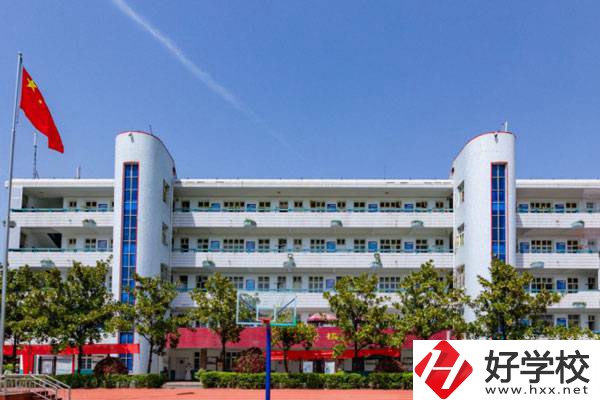 株洲軌道交通職業(yè)技術學校是公辦還是民辦？環(huán)境如何？