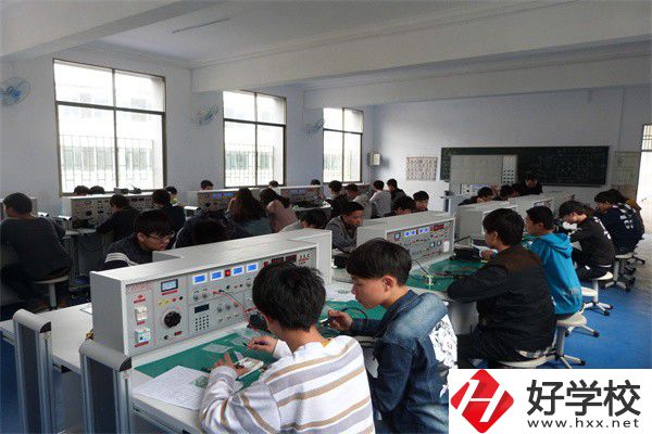 中鋼集團(tuán)衡陽重機(jī)技工學(xué)校是公辦還是民辦？學(xué)費(fèi)是多少？