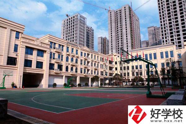 長沙湘麓醫(yī)藥中專學校操場
