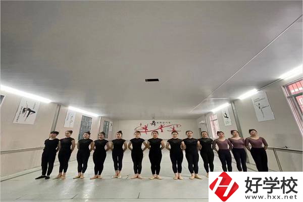 懷化市大鑫藝術(shù)職業(yè)學校實訓室