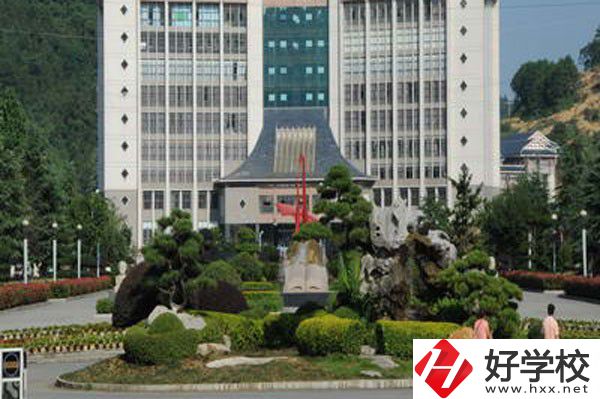 湘西州經(jīng)濟(jì)貿(mào)易學(xué)校大門