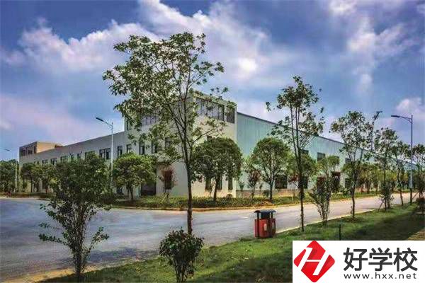 邵陽(yáng)紡織技工學(xué)校的地址在哪？到校有什么必帶物品？
