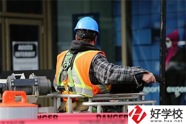 湖南中職學校什么專業(yè)“錢”途最好？有什么優(yōu)缺點？
