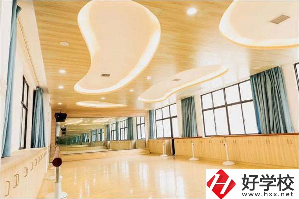 衡陽市湘鵬中等職業(yè)技術學校舞蹈室