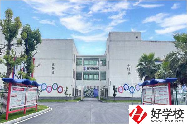 衡陽(yáng)華岳學(xué)校是公立還是私立？學(xué)費(fèi)是多少？
