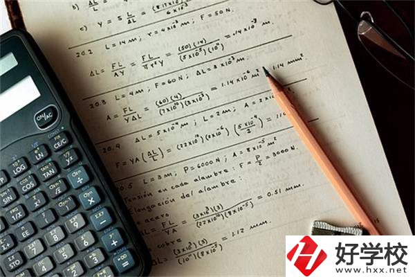 在湖南選職校要不要看招生簡(jiǎn)章？有什么內(nèi)容？