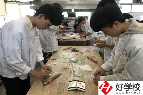懷化中專學(xué)費(fèi)是多少？有什么資助政策？
