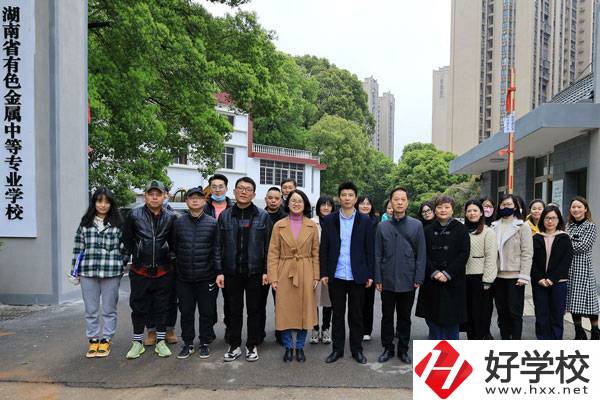 湖南省有色金屬中等專業(yè)學(xué)校的學(xué)費(fèi)大概是多少？