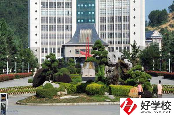 湘西經(jīng)濟貿(mào)易學校大門