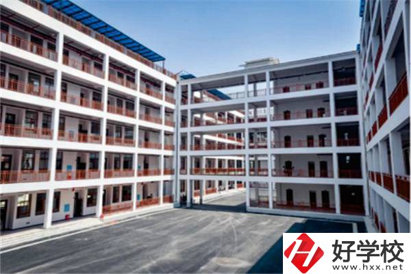 懷化中專學(xué)汽修一年要花多少錢？有哪些中?？梢酝扑]？
