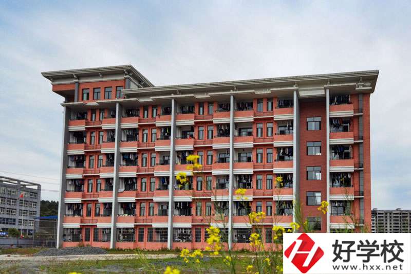 想在懷化會同縣學(xué)繪畫？這所中?？梢钥纯?></a></div>
            <dt><a href=