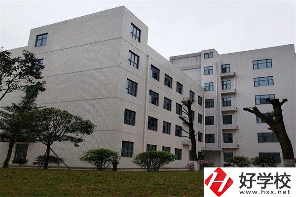 往屆生可以在湖南讀公辦中職嗎？有哪些學(xué)?？梢酝扑]？