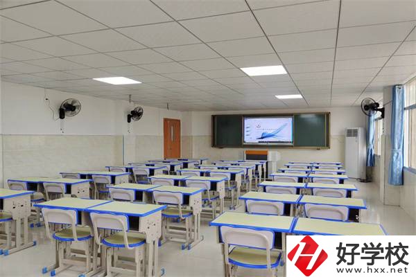 九嶷工業(yè)學(xué)校是私立的嗎？學(xué)費(fèi)要多少一年？