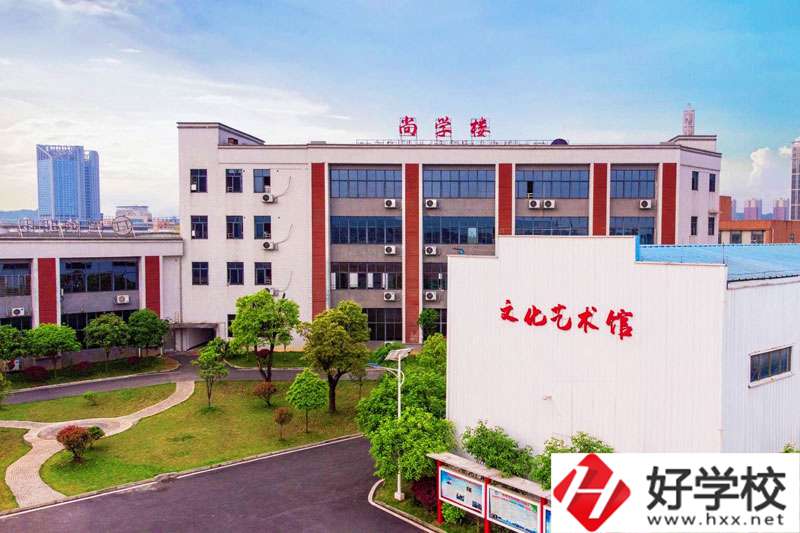 榮豐中等職業(yè)技術(shù)學(xué)校設(shè)施完善嗎？宿舍環(huán)境怎么樣？