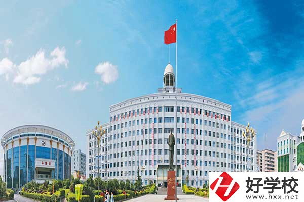 在衡陽學航空服務專業(yè)有什么要求？學費貴嗎？