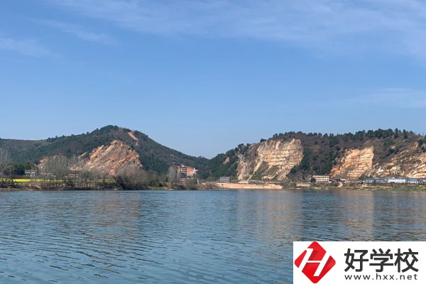 想當(dāng)廚師該選張家界哪所技工學(xué)校？