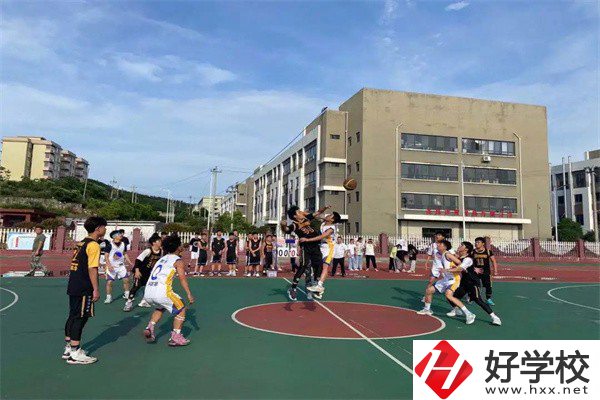 郴州市城市經(jīng)濟(jì)職校的管理嚴(yán)格嗎？