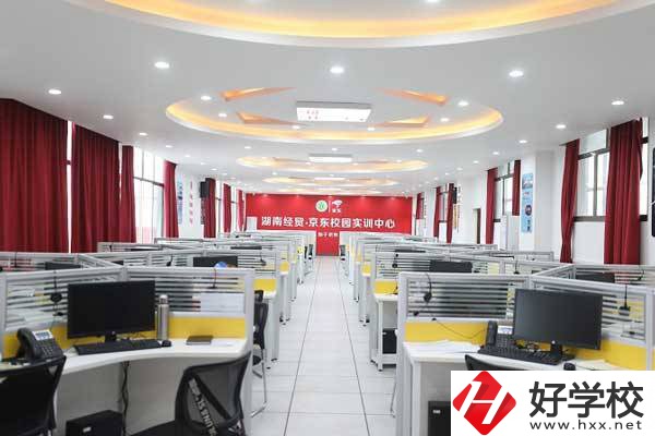 湖南省經(jīng)濟貿(mào)易職業(yè)中專學校實訓室