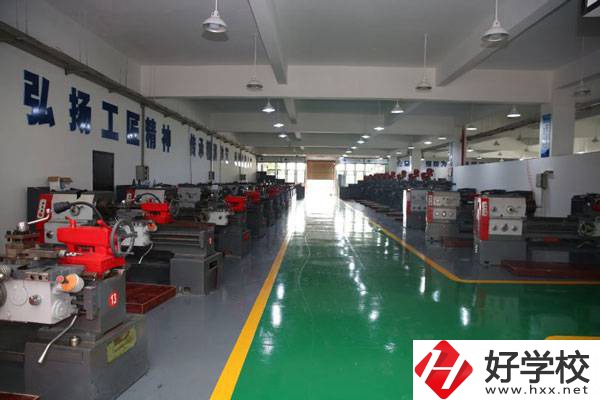寧鄉(xiāng)市職業(yè)中專學(xué)校的特色專業(yè)有哪些？