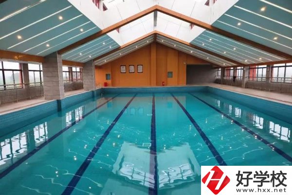 湖南懷化商業(yè)學(xué)校是中專嗎？學(xué)校環(huán)境好不好？