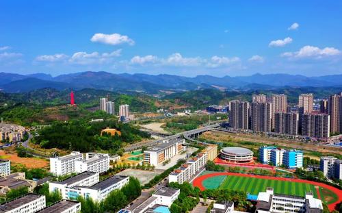 四川信息職業(yè)技術(shù)學(xué)院在哪個城市？