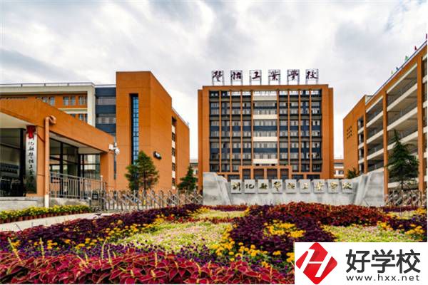 婁底有哪些公辦職高？職高和中專有什么區(qū)別？