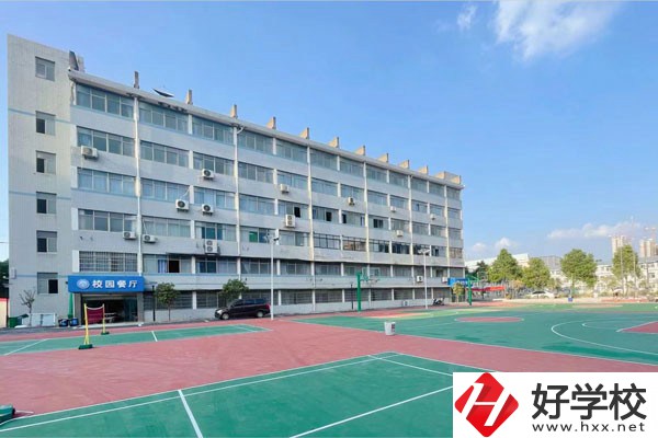 湖南托雅技工學校大門運動場