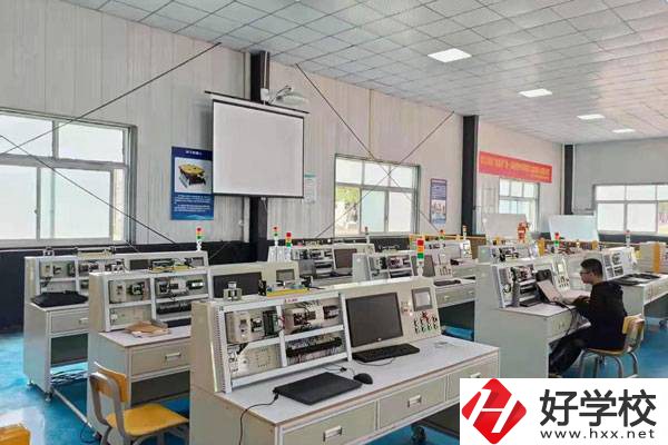 株洲人工智能職業(yè)技術學校是公辦還是民辦？學費貴嗎？