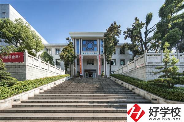 長沙建筑工程學(xué)校是公辦還是民辦？