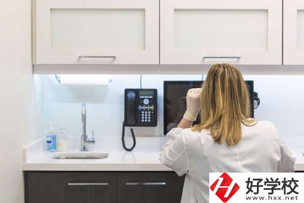 女生在衡陽讀衛(wèi)校怎么樣？有前途嗎？