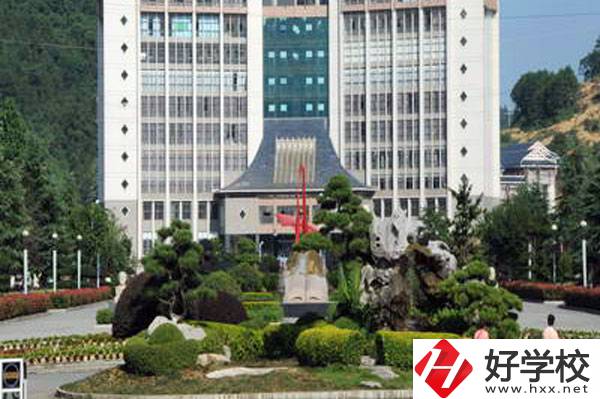 湘西州經(jīng)濟貿(mào)易學(xué)校大門