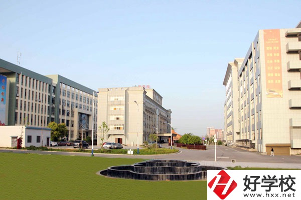 婁底技師學(xué)院有哪些特色專業(yè)？設(shè)施如何？