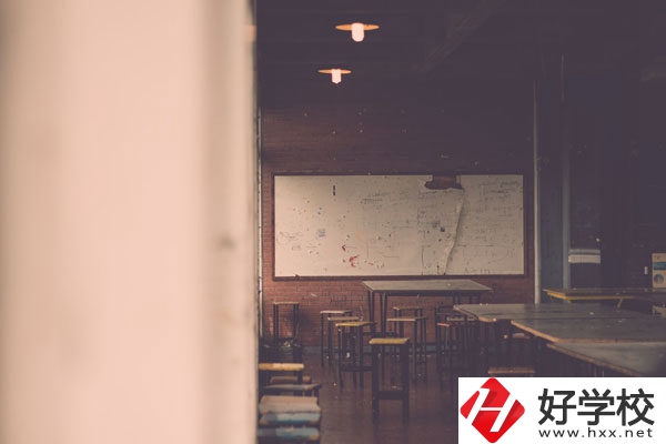 懷化市商貿(mào)經(jīng)濟(jì)管理學(xué)校好不好？宿舍怎么樣？