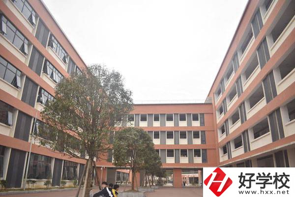 湘西地區(qū)中職學(xué)校一年的學(xué)費大概是多少？