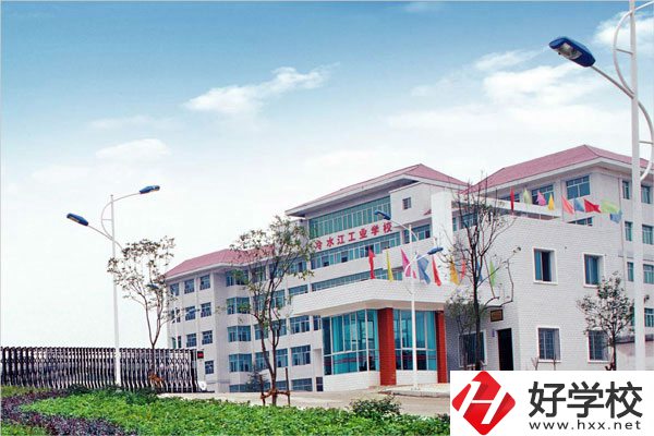 冷水江工業(yè)中等專業(yè)學校生活環(huán)境怎么樣？