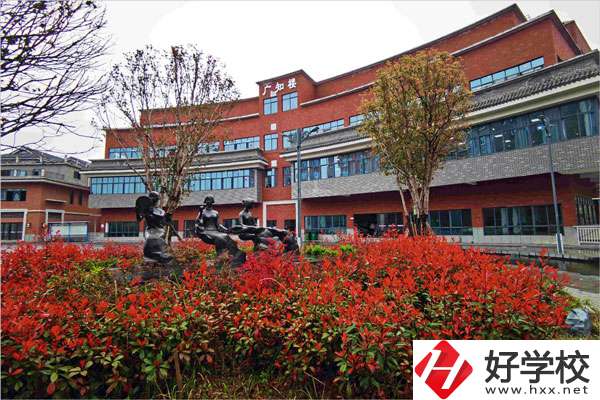 想在長沙學(xué)文秘專業(yè)，推薦這所中職學(xué)校
