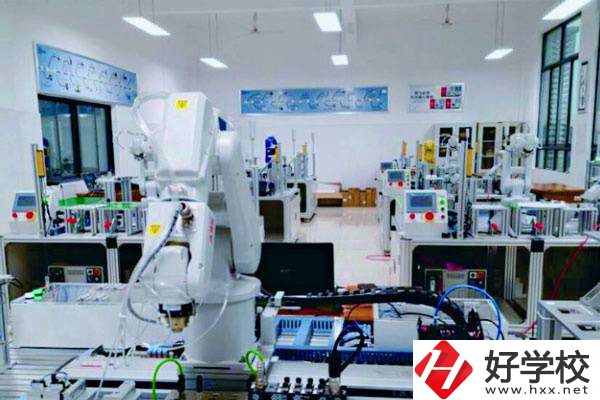 望城區(qū)職業(yè)中專是什么性質(zhì)的學(xué)校？一學(xué)期要多少錢？