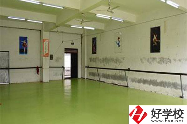 張家界旅游學(xué)校開設(shè)了哪些熱門專業(yè)？