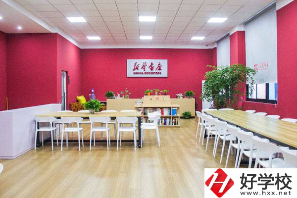 湖南工業(yè)貿易學校實訓室