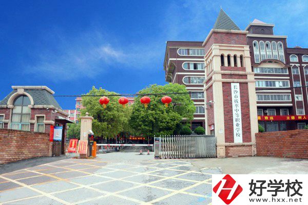 長沙市拔萃中等職業(yè)學(xué)校有哪些專業(yè)？學(xué)費是多少？