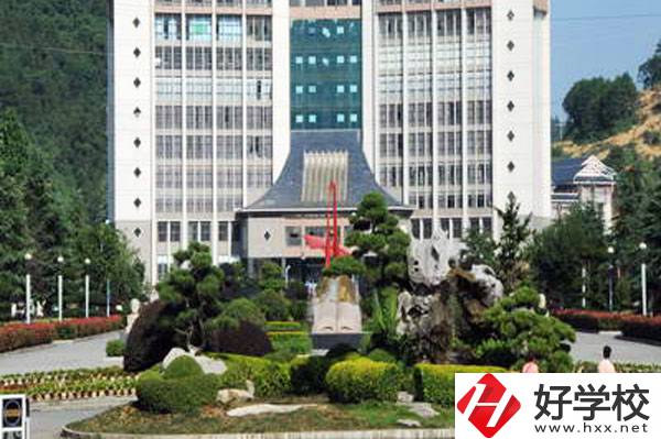湘西州經(jīng)濟(jì)貿(mào)易學(xué)校是民辦還是公辦的？學(xué)校設(shè)施如何？