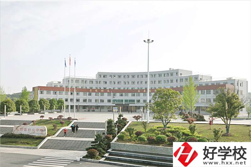 隆回縣職業(yè)中專學校宿舍條件怎么樣？地址在哪里？