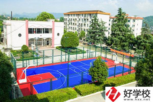 婁底漣源工貿(mào)中專學(xué)校的學(xué)費(fèi)是多少？