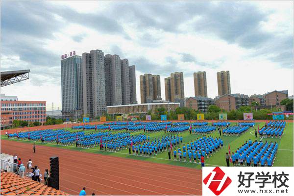 長沙財經(jīng)學校是職高嗎？能不能帶手機？
