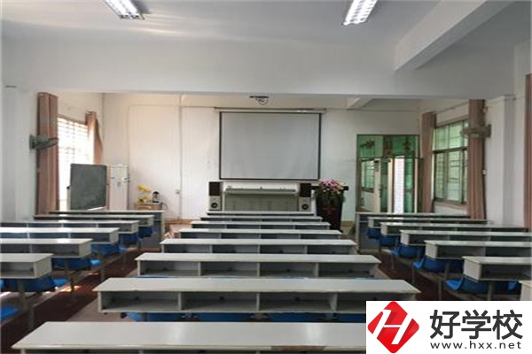 株洲市德才職業(yè)技術(shù)學(xué)校是公辦還是民辦？學(xué)費是多少？